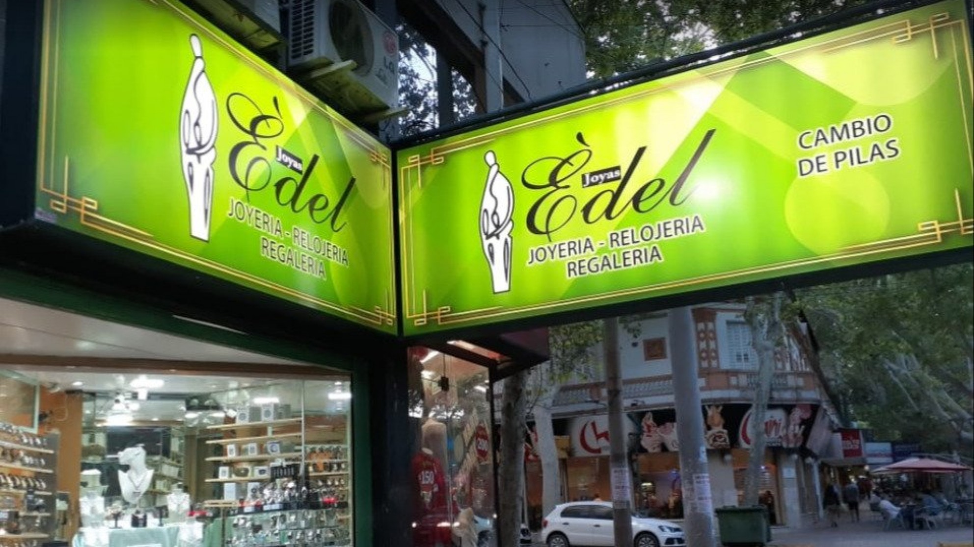 Engañaron a la encargada y robaron alhajas de oro de una joyería en pleno centro
